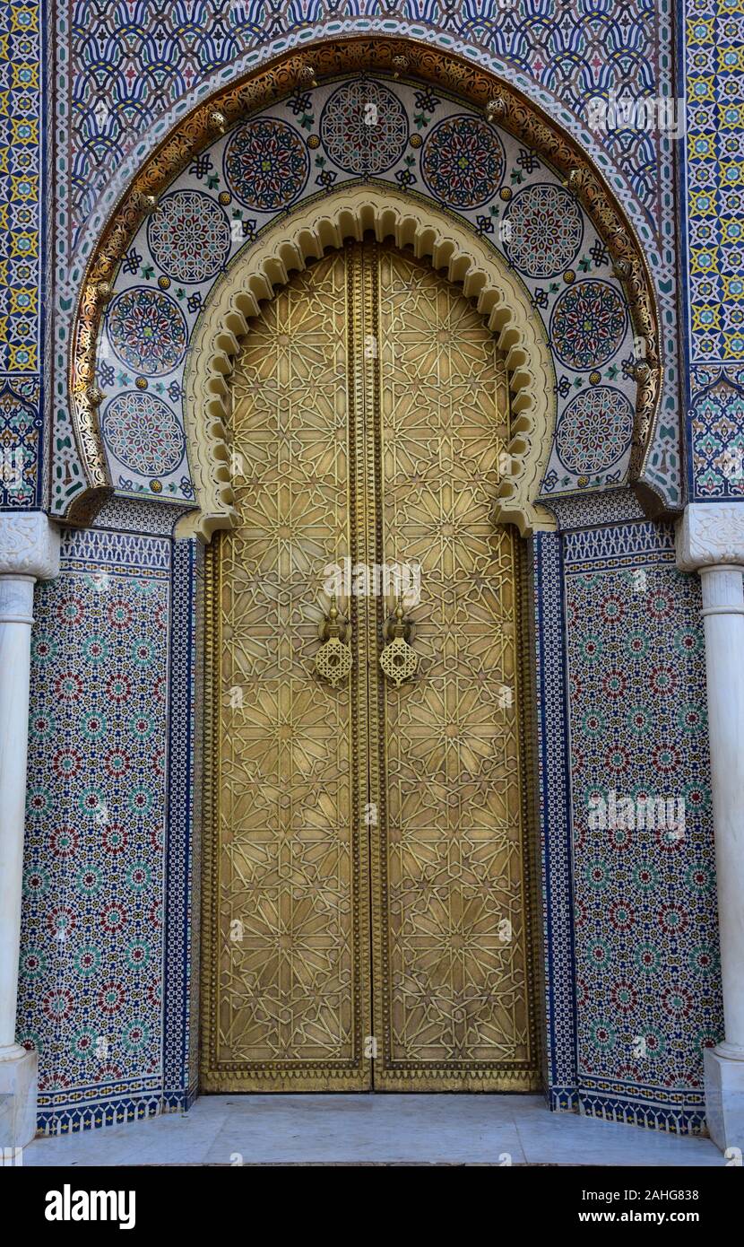 Die beeindruckende, gewölbte maurischen Tor zum Palast des Königs Dar El Makhzen, Fès, Marokko, Nordafrika. Stockfoto