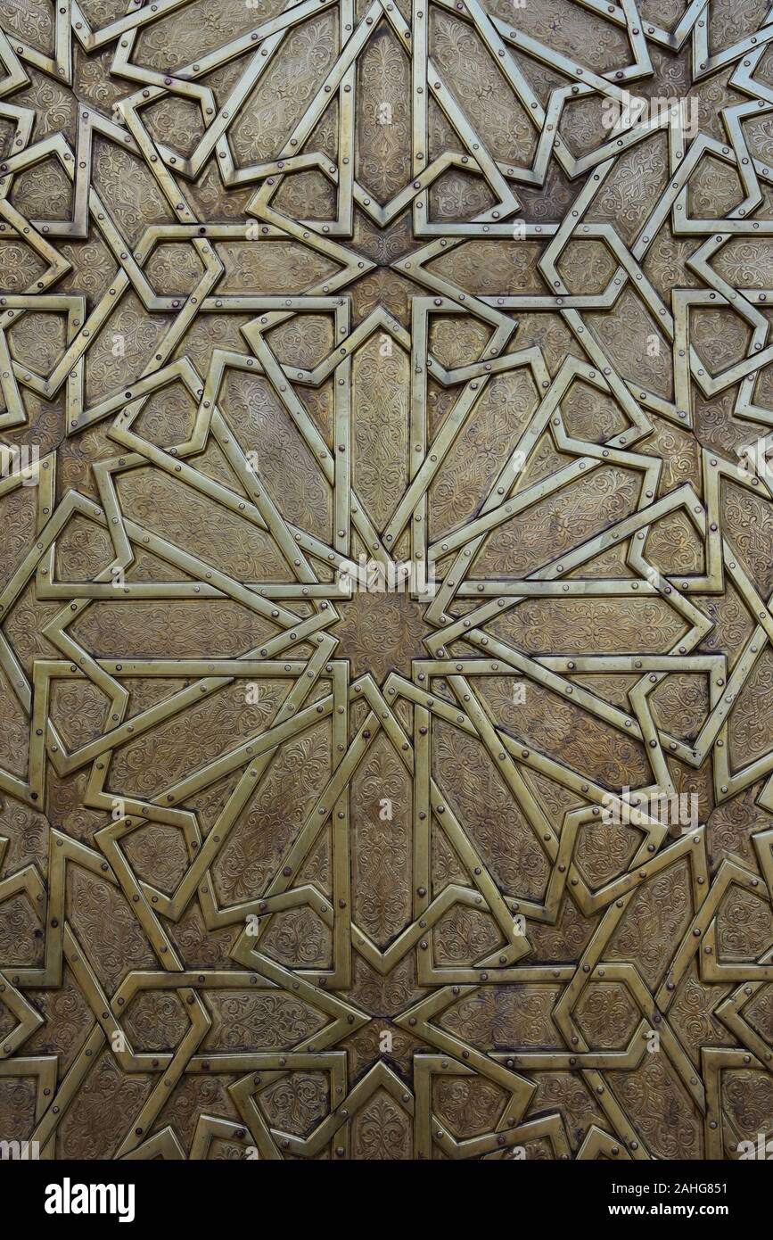Details der eindrucksvolle, graviert Messing Arbeit der gewölbten maurischen Tor zum Palast des Königs Dar El Makhzen, Fès, Marokko, Nordafrika. Stockfoto