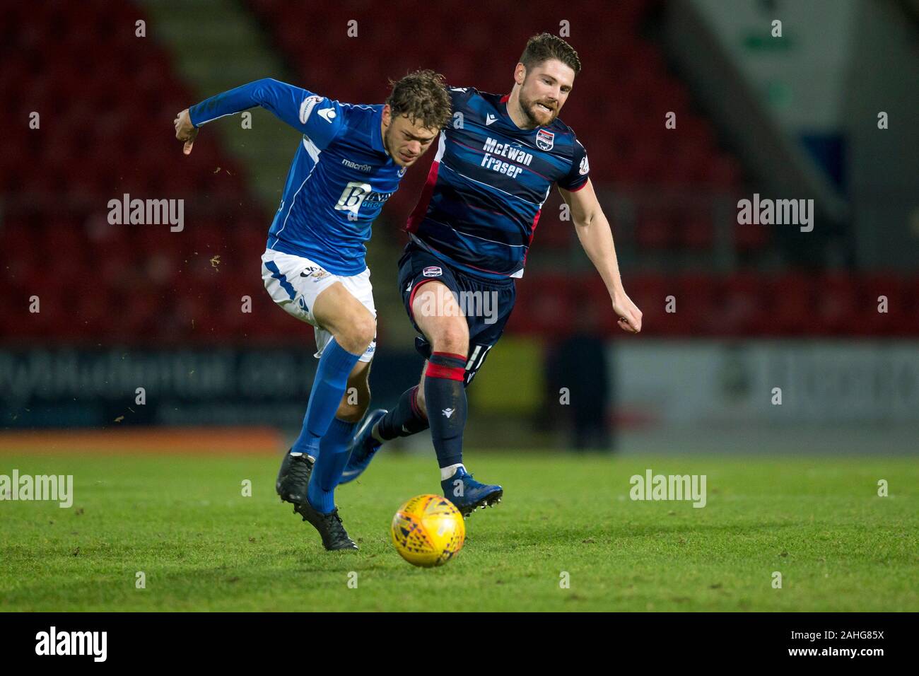 Perth, Schottland, Großbritannien. 29. Dezember 2019; McDairmid Park, Perth, Perth und Kinross, Schottland; Schottische Premiership Fußball, St Johnstone versus Ross County; Murray Davidson St. Johnstone Herausforderungen für den Ball mit Iain Vigurs von Ross County - Redaktionelle Verwendung Credit: Aktion Plus Sport Bilder/Alamy leben Nachrichten Stockfoto