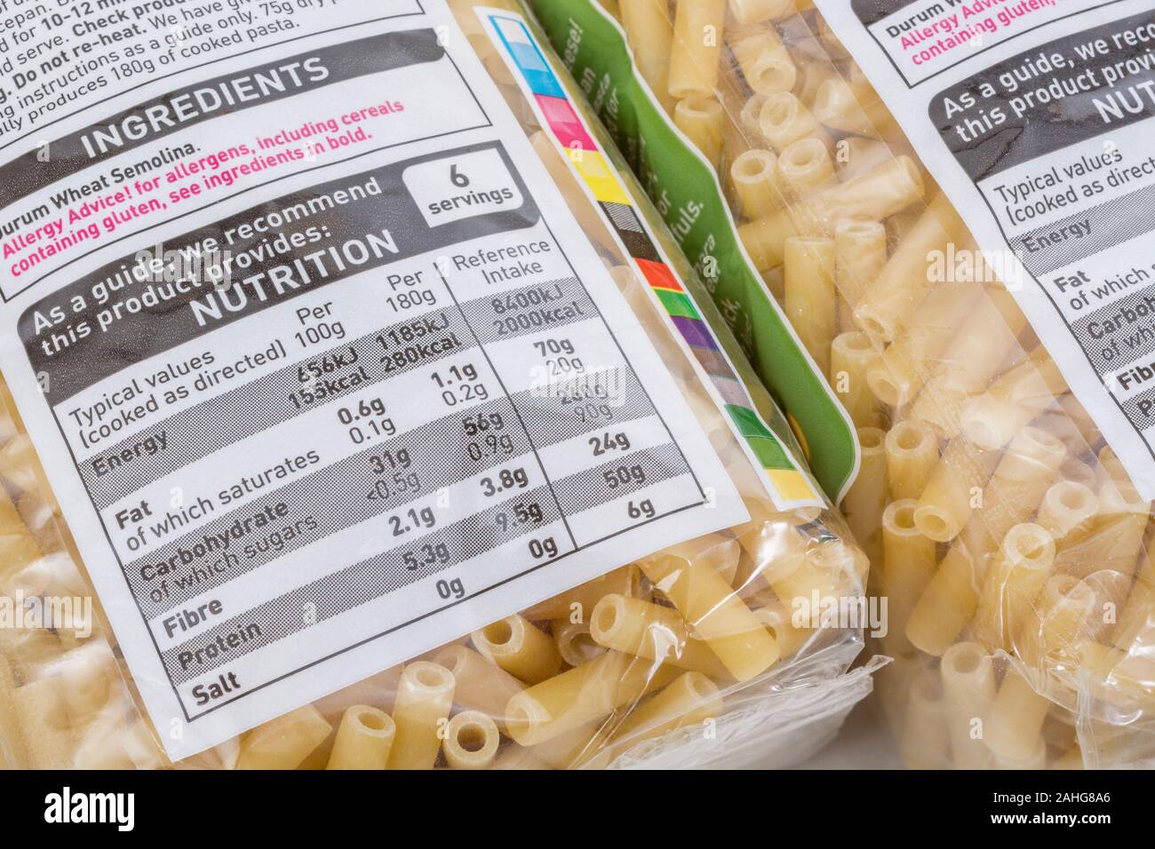 ASDA Eigenmarken Makkaroni Nudeln im Beutel. Für Lebensmittelzutaten, Etiketten, Lebensmittelkennzeichnung, Lebensmittel Fakten, Allergie Beratung, Lebensmittelverpackungen aus Kunststoff Stockfoto