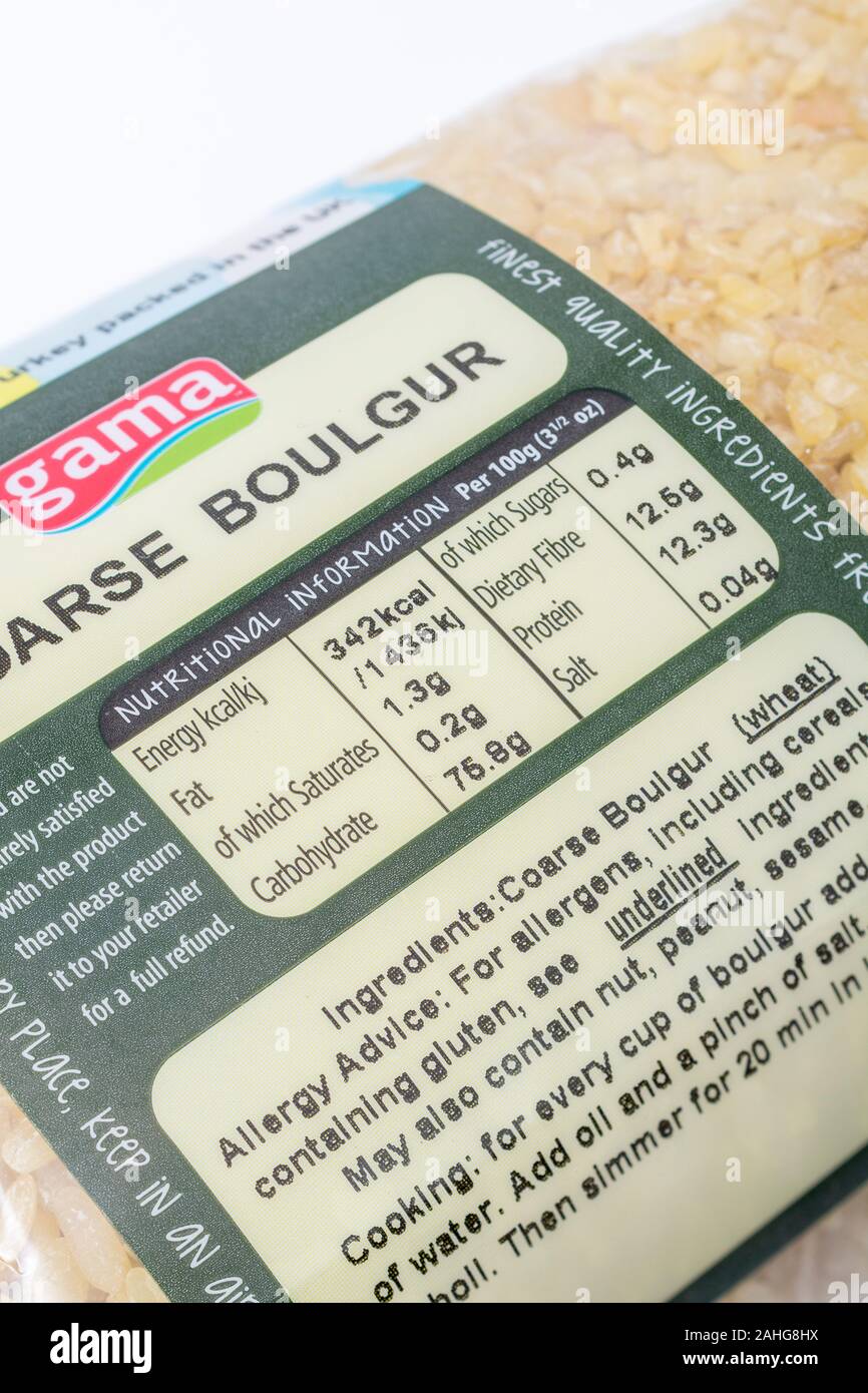ASDA - verkauft Gama grober Bulgur weizen in Kunststoff verpackt, mit Ernährung und diätetische Fakten. Für die Etikettierung von Lebensmitteln, die Nährwertkennzeichnung, Zutaten. Stockfoto