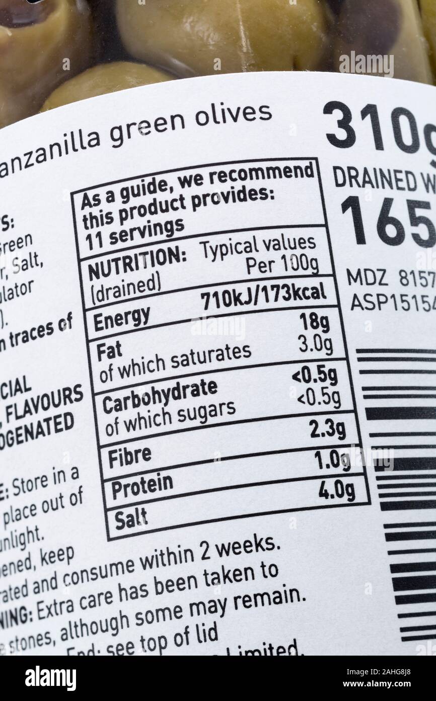 ASDA Eigenmarken grüne Oliven im Glas. Für Lebensmittelzutaten, Etiketten, Lebensmittelkennzeichnung, Lebensmittel Fakten, Allergie Beratung, Lebensmittelverpackungen Stockfoto