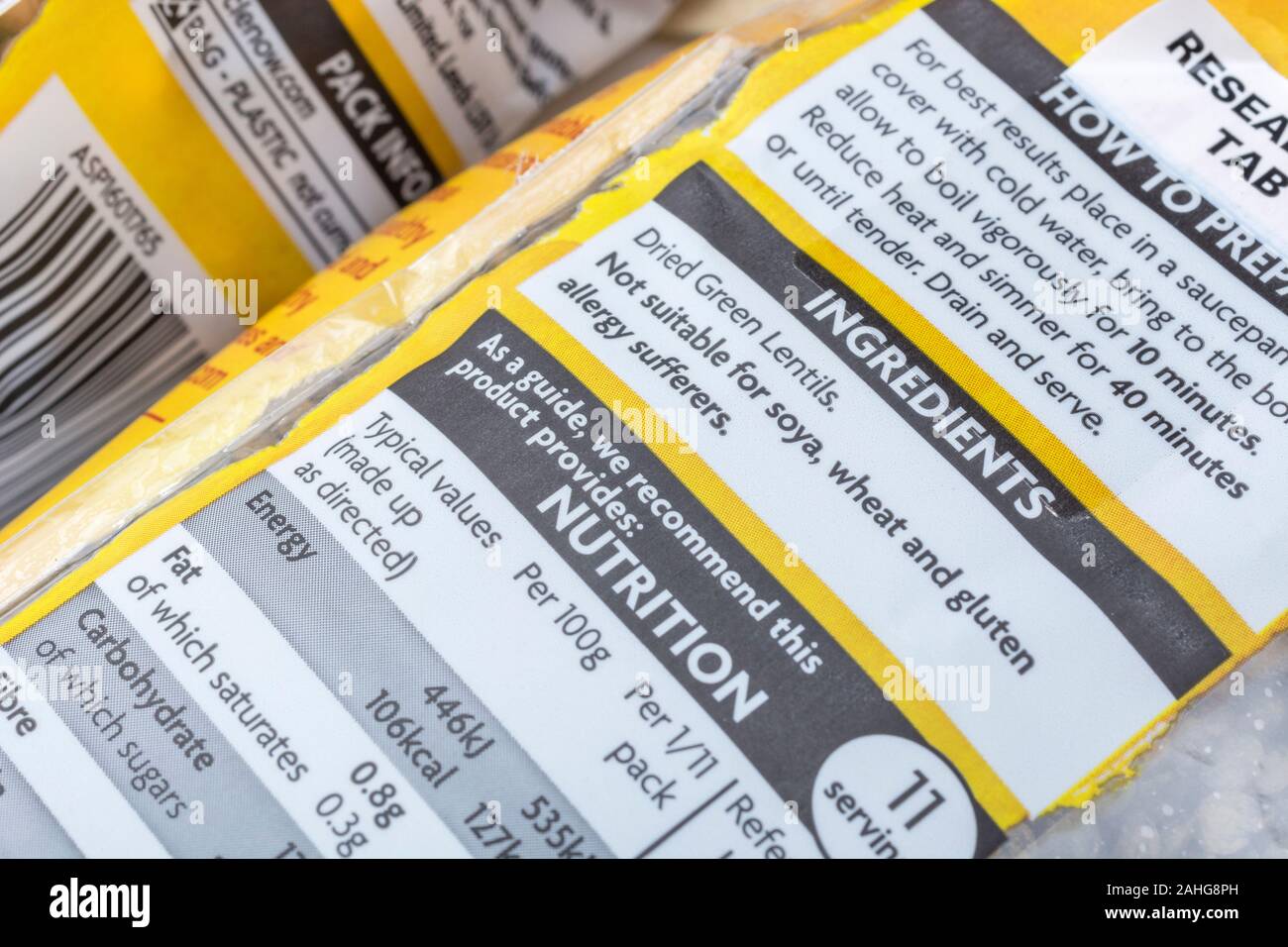 ASDA Eigenmarken grüne Linsen im Beutel. Für Lebensmittelzutaten, Etiketten, Lebensmittelkennzeichnung, Lebensmittel Fakten, Allergie Beratung, Lebensmittelverpackungen aus Kunststoff Stockfoto