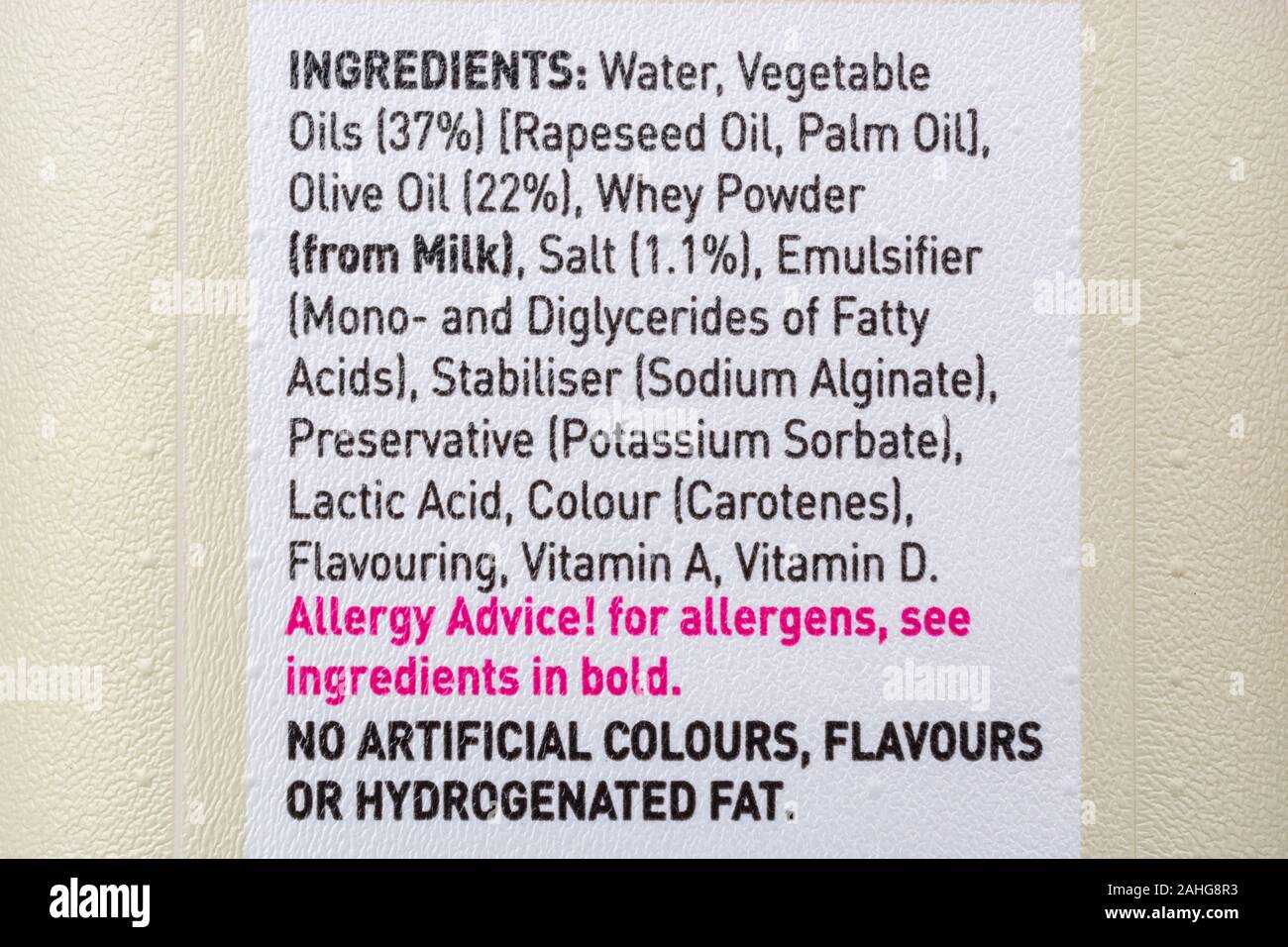 ASDA Eigenmarken Olivenöl verbreitet in Kunststoff Whirlpool. Für Lebensmittelzutaten, Etiketten, Lebensmittelkennzeichnung, Lebensmittel Fakten, Allergie Beratung, Lebensmittelverpackungen aus Kunststoff Stockfoto