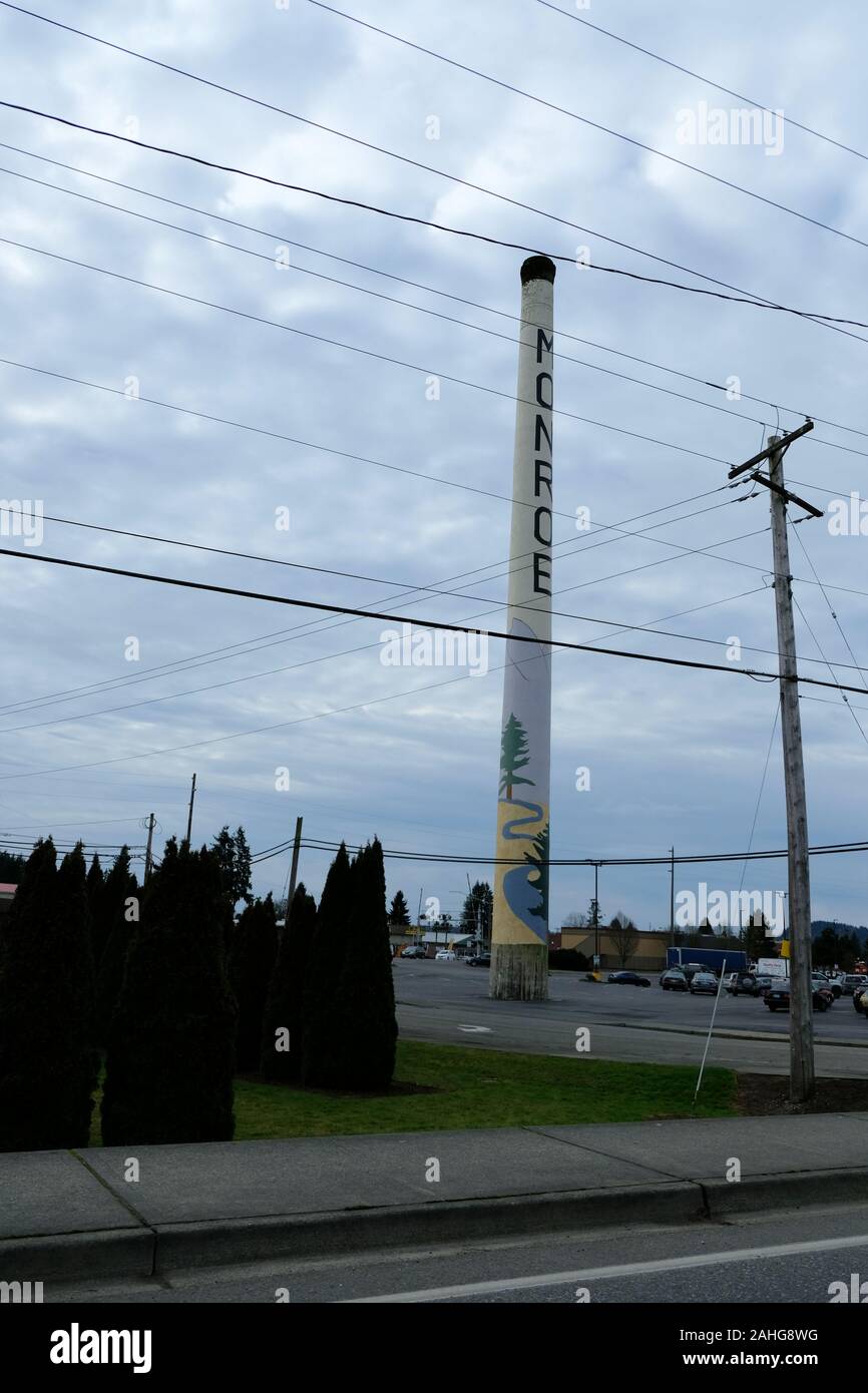 Die Condensery Schornstein, gegenüber vom Reisenden Park, in Monroe, Washington, USA, ist 150 m hoch und fast elf Meter im Durchmesser an der Basis. Stockfoto