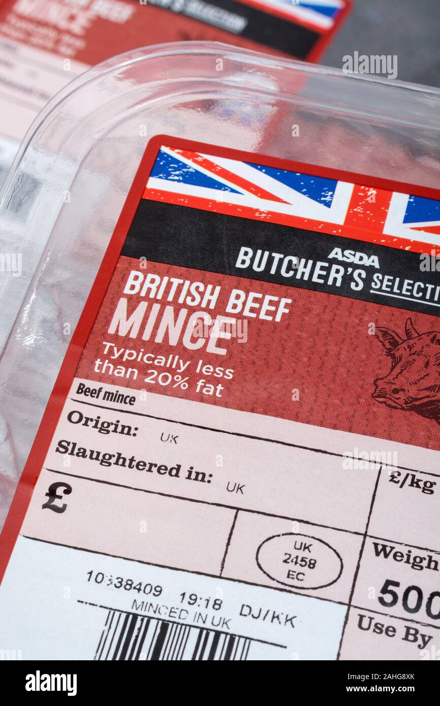 Nahaufnahme Schuss Kunststoff verpackt ASDA Mince Rindfleisch Produkt Lebensmitteletikett. Ernährung & Ernährung Fakten Label, Einweg-Kunststoff, Kunststoff-Lebensmittelverpackung, Fleisch Produkte. Stockfoto