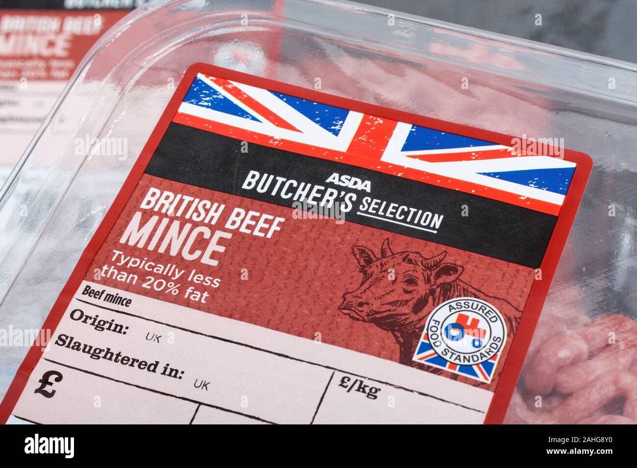 Nahaufnahme Schuss Kunststoff verpackt ASDA Mince Rindfleisch Produkt Lebensmitteletikett. Ernährung & Ernährung Fakten Label, Einweg-Kunststoff, Kunststoff-Lebensmittelverpackung, Fleisch Produkte. Stockfoto