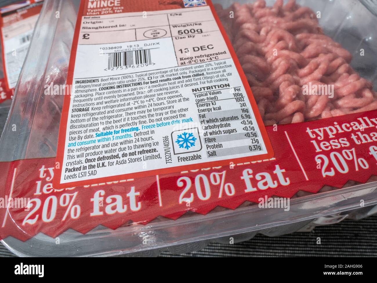 Nahaufnahme von ASDA-Hackfleisch mit einer Anleitung zum Einfrieren. Nahaufnahme von Lebensmitteletiketten, Etiketten für Lebensmittelkennzeichnungen, Einmal-Kunststoffe, Lebensmittelverpackung aus Kunststoff. Stockfoto