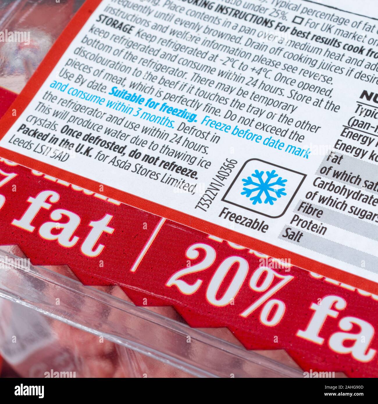 Nahaufnahme von ASDA-Hackfleisch mit einer Anleitung zum Einfrieren. Nahaufnahme von Lebensmitteletiketten, Etiketten für Lebensmittelkennzeichnungen, Einmal-Kunststoffe, Lebensmittelverpackung aus Kunststoff. Stockfoto