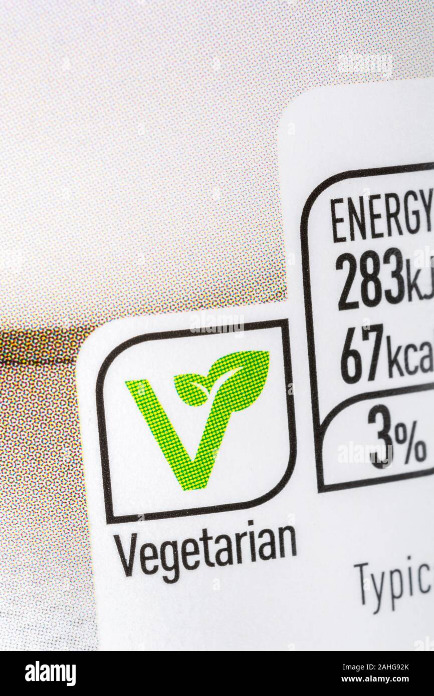 Nahaufnahme ASDA Lebensmittelkennzeichnung Vegetarisches Logo / Veggie V-Zeichen. Food-Label-Nahaufnahme, Lebensmittelernährung, Lebensmitteletikett mit diätetischen Fakten, Ernährungsinformationen. Stockfoto