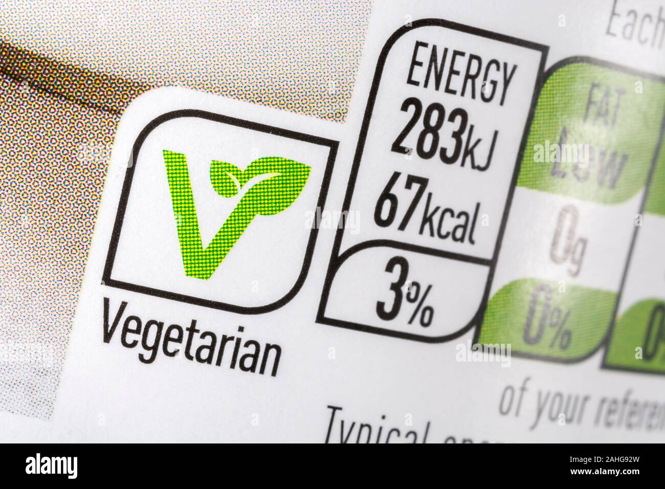 Nahaufnahme ASDA Lebensmittelkennzeichnung Vegetarisches Logo / Veggie V-Zeichen. Food-Label-Nahaufnahme, Lebensmittelernährung, Lebensmitteletikett mit diätetischen Fakten, Ernährungsinformationen. Stockfoto