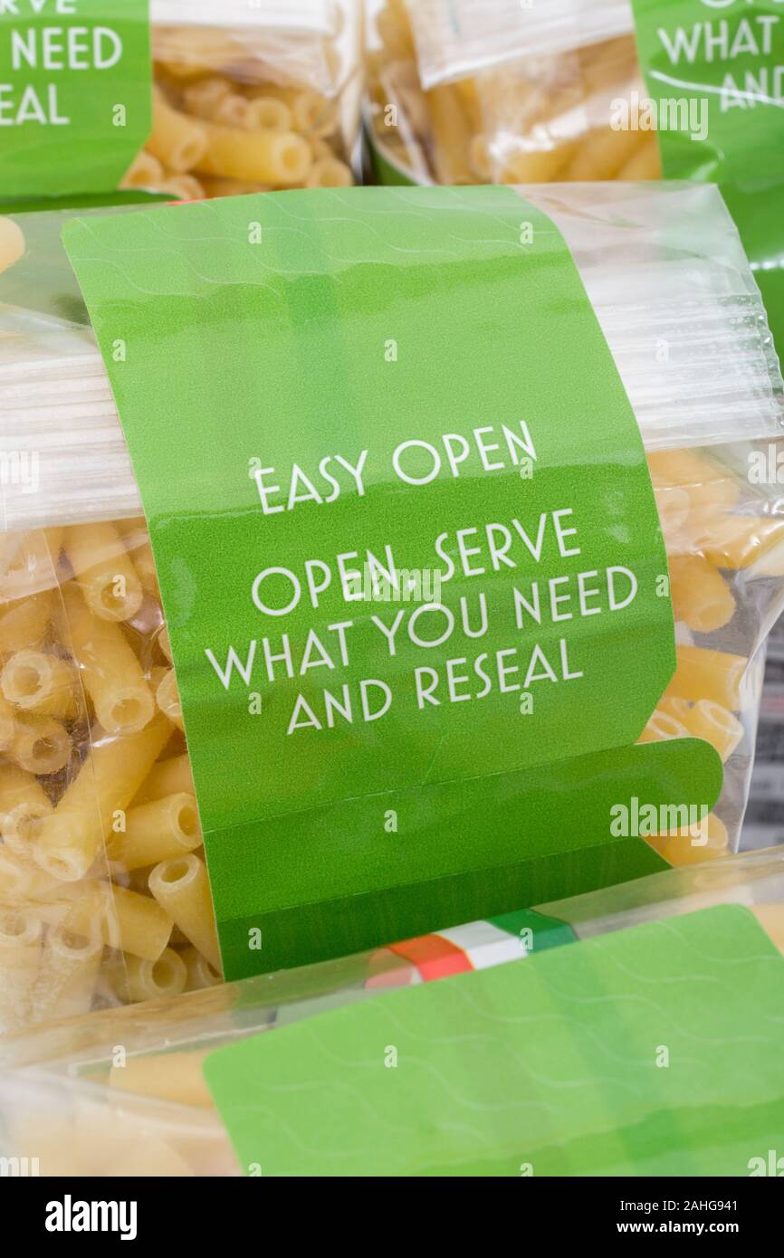 Asda selbstetikettieren Makaroni Pasta in wiederverschließbarer Plastiktüte. Food-Label-Nahaufnahme, Label-Design, Markenbewusstsein, Eigenmarken. Stockfoto