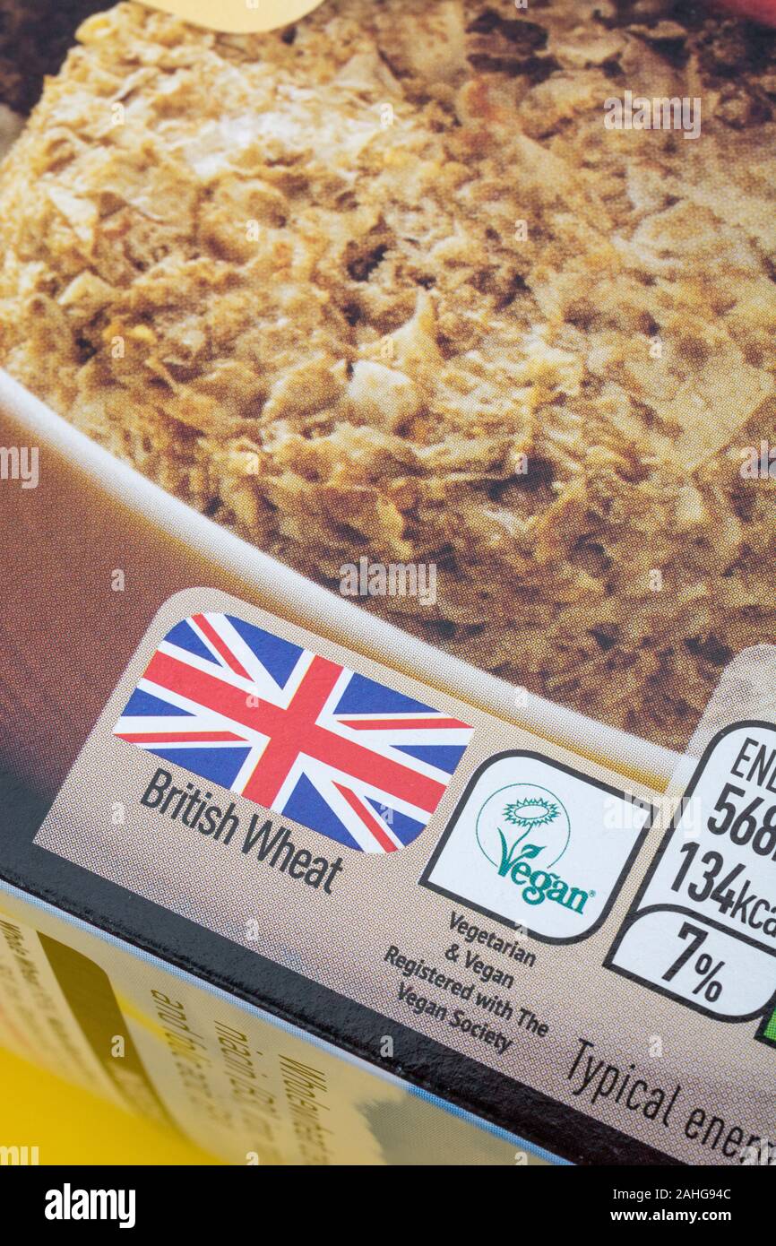 Nahaufnahme ASDA Lebensmittelkennzeichnung Vegetarisches Logo / Veggie V-Zeichen. Food-Label-Nahaufnahme, Lebensmittelernährung, Lebensmitteletikett mit diätetischen Fakten, Ernährungsinformationen. Stockfoto