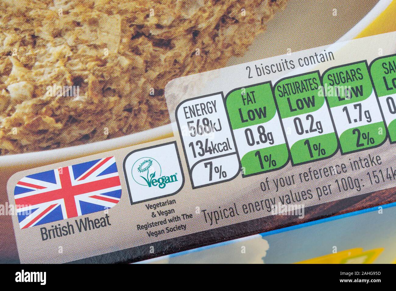Nahaufnahme ASDA Lebensmittelkennzeichnung Vegetarisches Logo / Veggie V-Zeichen. Food-Label-Nahaufnahme, Lebensmittelernährung, Lebensmitteletikett mit diätetischen Fakten, Ernährungsinformationen. Stockfoto