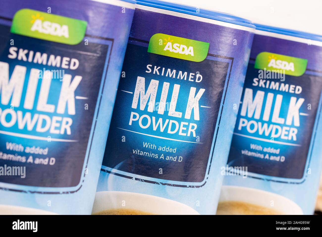 ASDA-eigene, halbmaskierte Milchkartons vor weißem Hintergrund. Für Lebensmittelkennzeichnung, Etikettendesign, Markenbewusstsein, eigene Lebensmittelmarken. Stockfoto