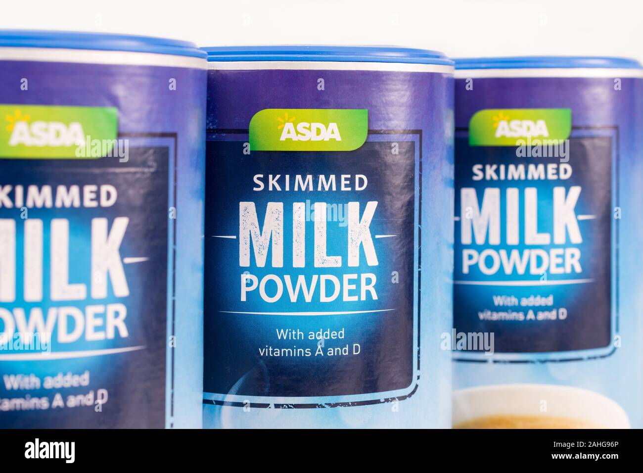 ASDA-eigene, halbmaskierte Milchkartons vor weißem Hintergrund. Für Lebensmittelkennzeichnung, Etikettendesign, Markenbewusstsein, eigene Lebensmittelmarken. Stockfoto