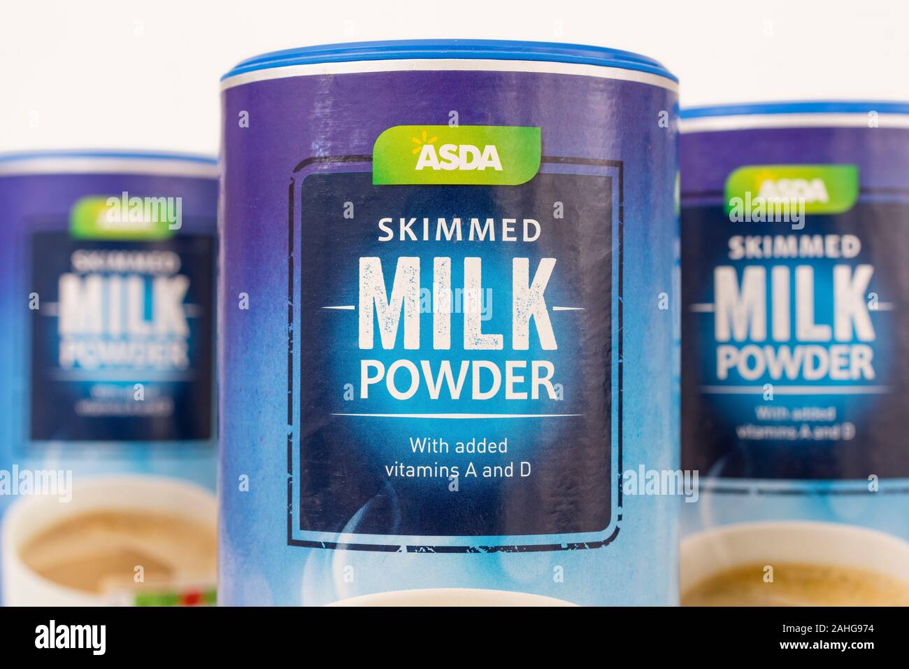 ASDA-eigene, halbmaskierte Milchkartons vor weißem Hintergrund. Für Lebensmittelkennzeichnung, Etikettendesign, Markenbewusstsein, eigene Lebensmittelmarken. Stockfoto