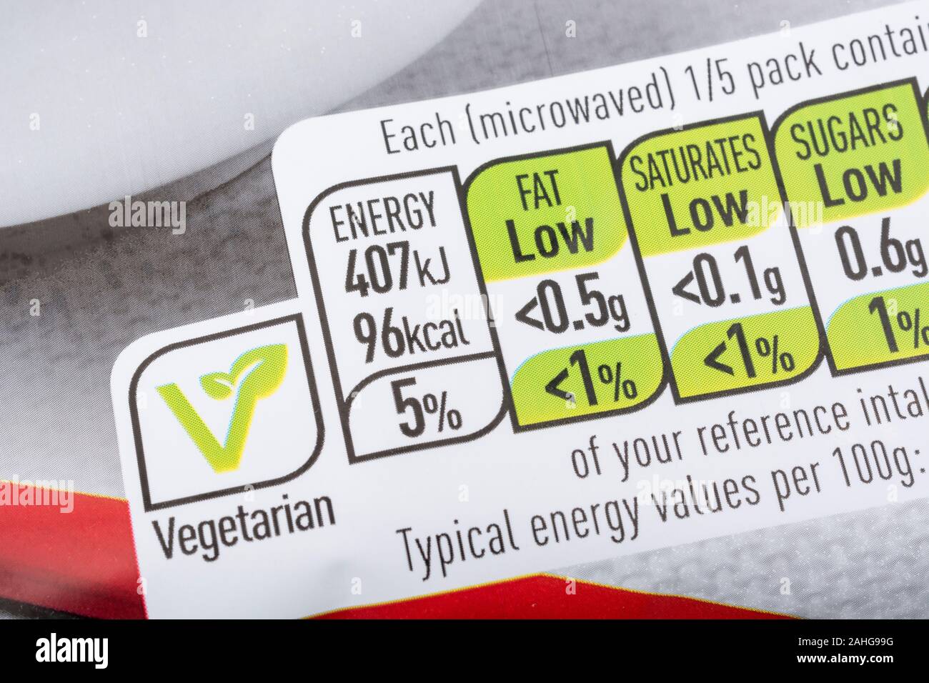 Nahaufnahme ASDA Lebensmittelkennzeichnung Vegetarisches Logo / Veggie V-Zeichen. Lebensmitteletikett Nahaufnahme, Lebensmittelernährung, Lebensmitteldiätetikett, Ernährungsinformationen. Stockfoto