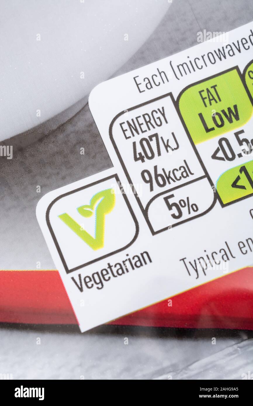 Nahaufnahme ASDA Lebensmittelkennzeichnung Vegetarisches Logo / Veggie V-Zeichen. Lebensmitteletikett Nahaufnahme, Lebensmittelernährung, Lebensmitteldiätetikett, Ernährungsinformationen. Stockfoto