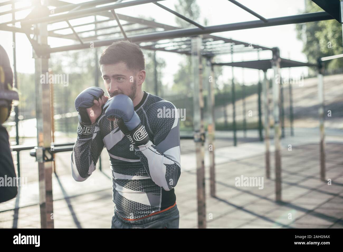 Taille der Boxer die Haltung im Freien durchführen Stockfoto