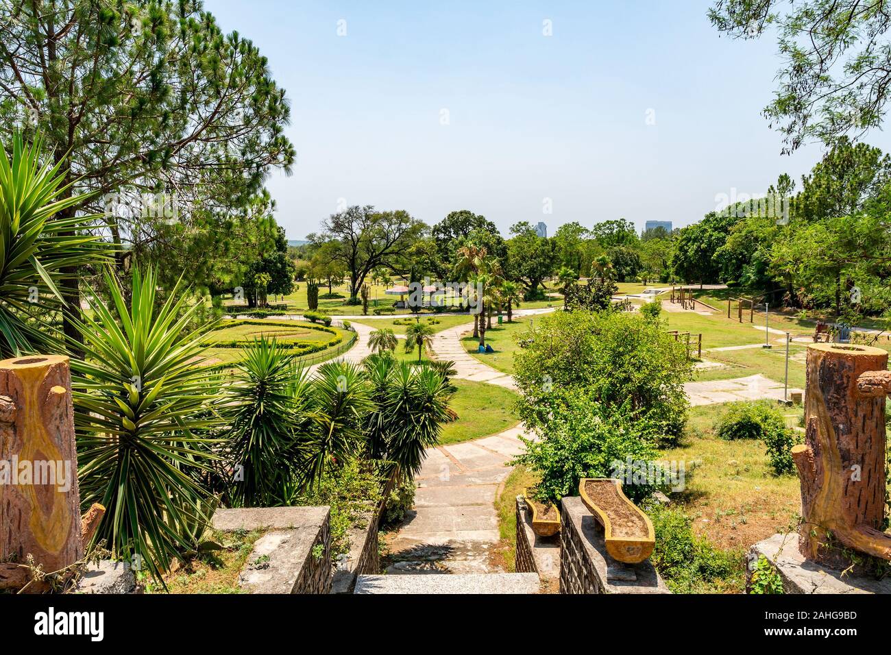 Islamabad japanische Kinder Park malerischen Atemberaubenden Blick auf die Bäume auf einem sonnigen blauen Himmel Tag Stockfoto