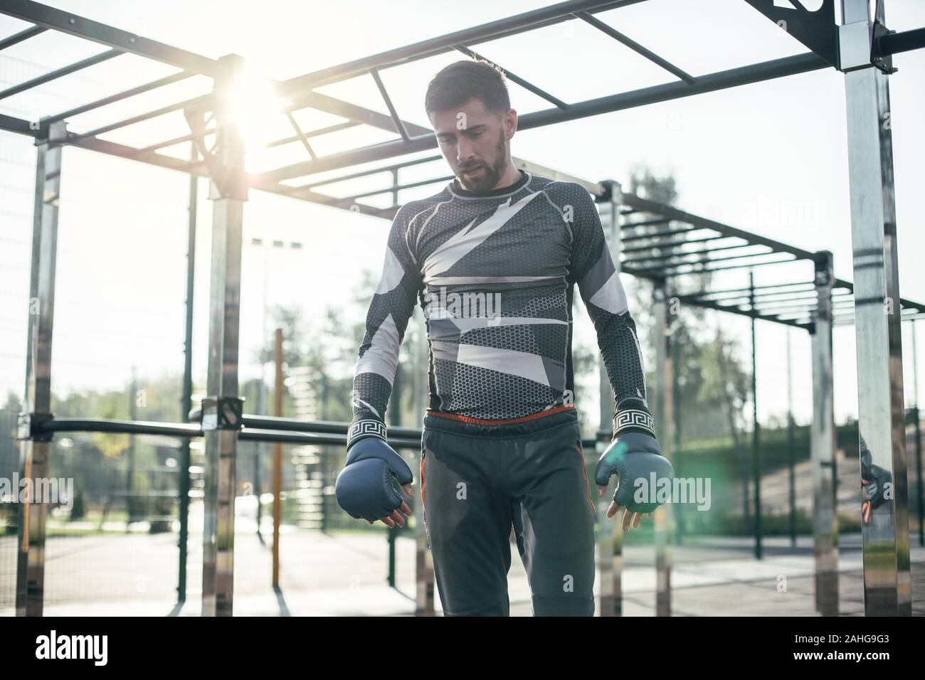 Taille der Boxer nachdenklich nach unten schauen. Stockfoto