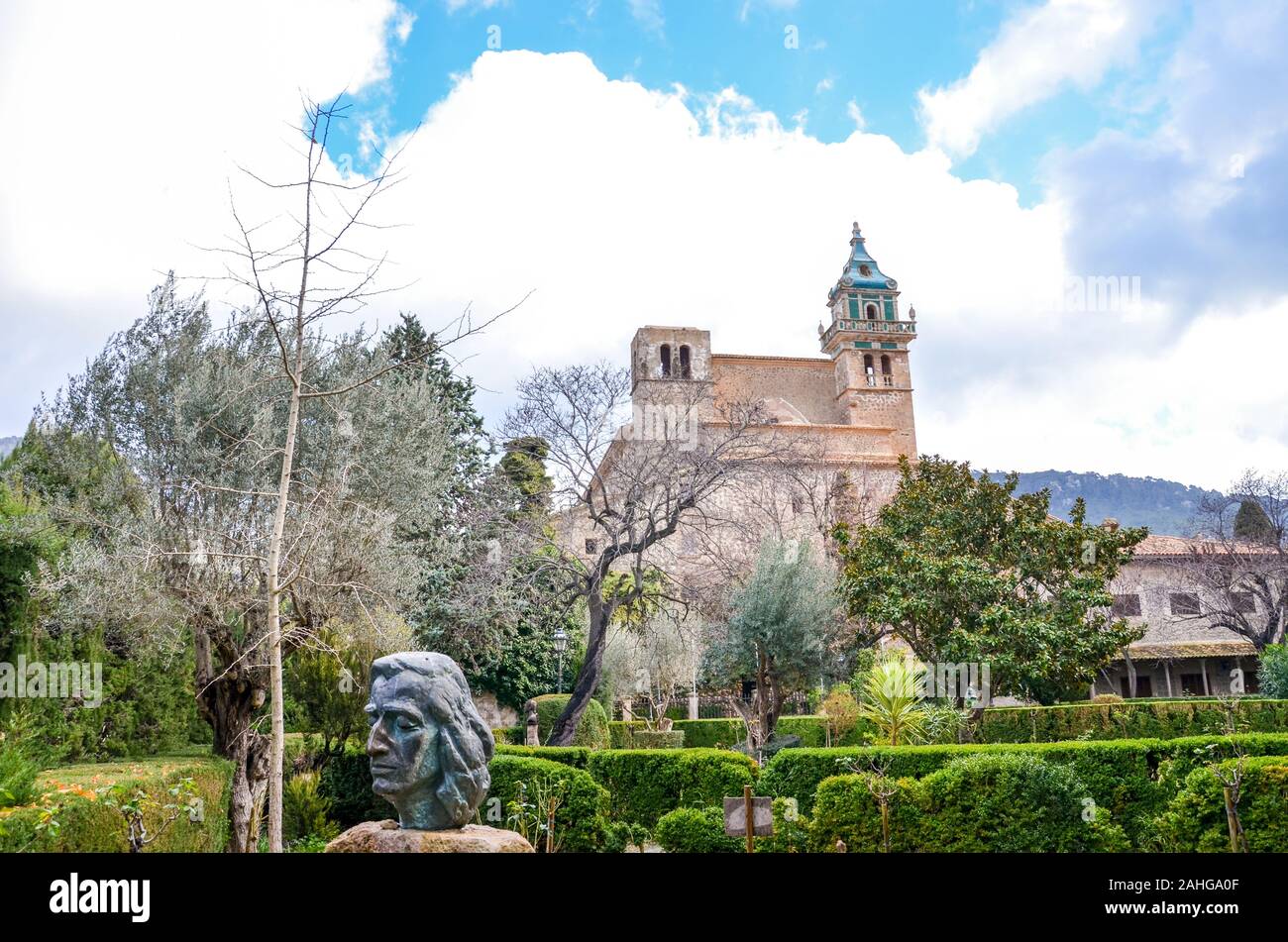 Valldemossa, Mallorca - Jan 19, 2019: Büste des berühmten polnischen Komponisten Frederic Chopin im Hof Park von der Kartause von Valldemossa. Turm des Klosters im Hintergrund. Stockfoto