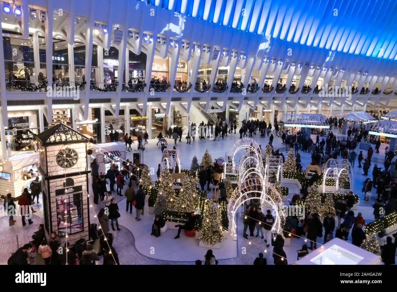 Das Oculus at Westfield World Trade Center ist üppig dekoriert für die Weihnachtszeit und zieht große Menschenmassen an, New York City, USA 2019 Stockfoto