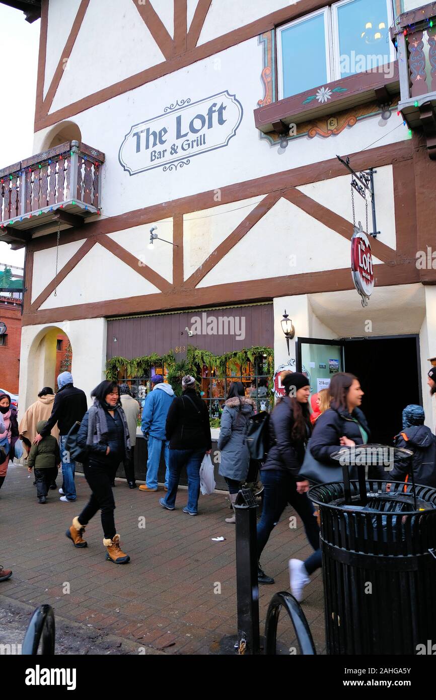 Außenansicht des Loft Bar & Grill in Leavenworth, Washington, USA mit Stadt Besucher zu Fuß, an einem kalten Wintertag. Stockfoto