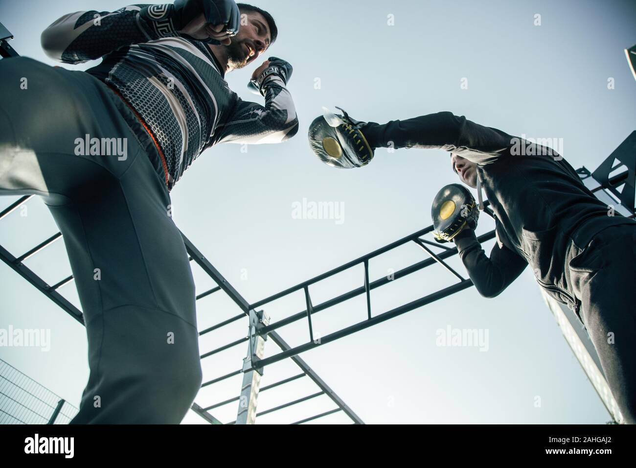 Ansicht von unten zwei Sportler die Haltung im Freien durchführen Stockfoto