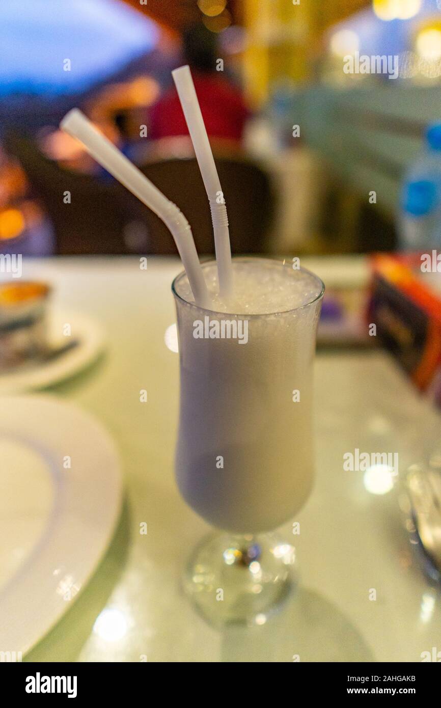 Traditionelle köstlichen Pakistanischen Gemeinsame gesüßt Lassi malerischen Blick in ein hohes Glas Stockfoto