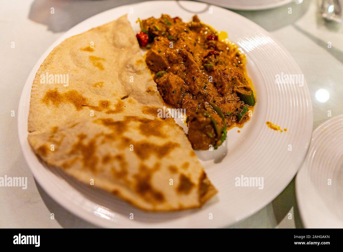 Traditionelle köstlichen Pakistanischen gemeinsame Lamm Curry mit Roti Brot malerische Ansicht Stockfoto