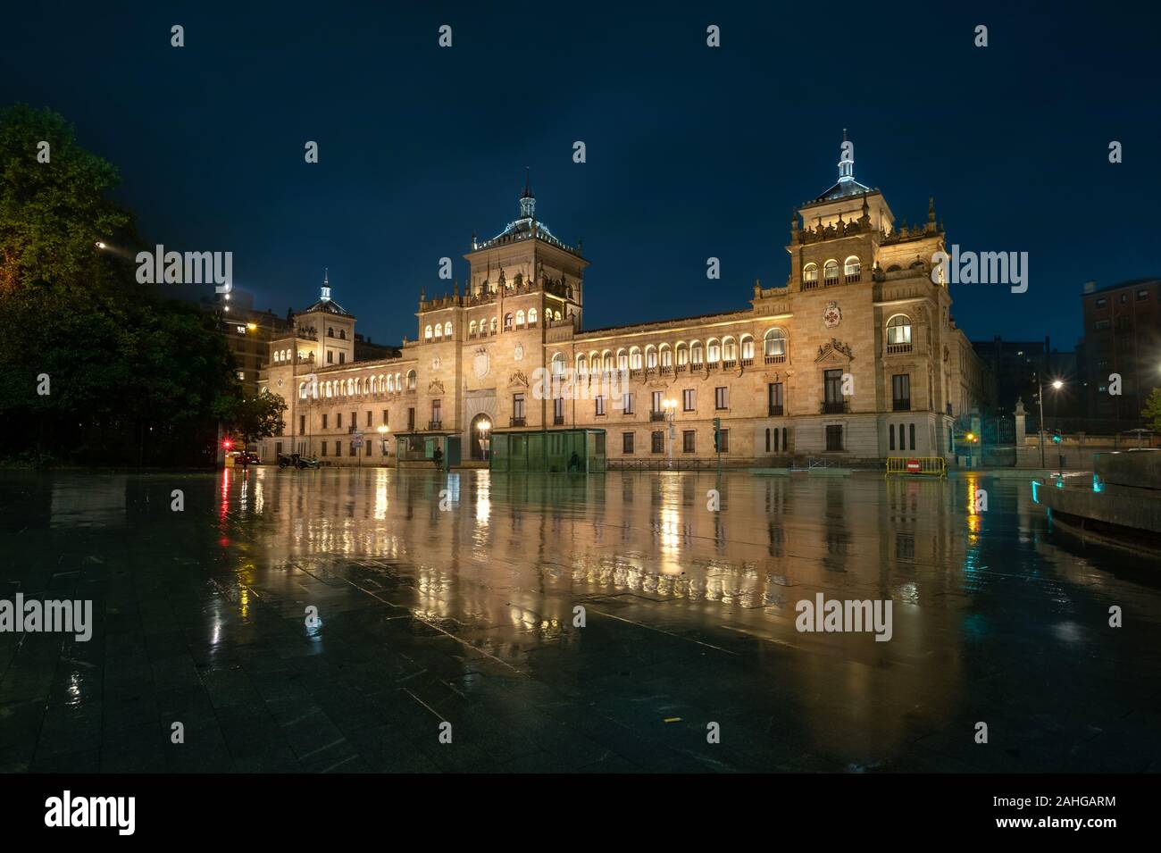 Valladolid, Spanien. Blick auf Zorrilla Square in der Dämmerung mit dem Bau der Kavallerie Akademie im Wasser widerspiegelt Stockfoto