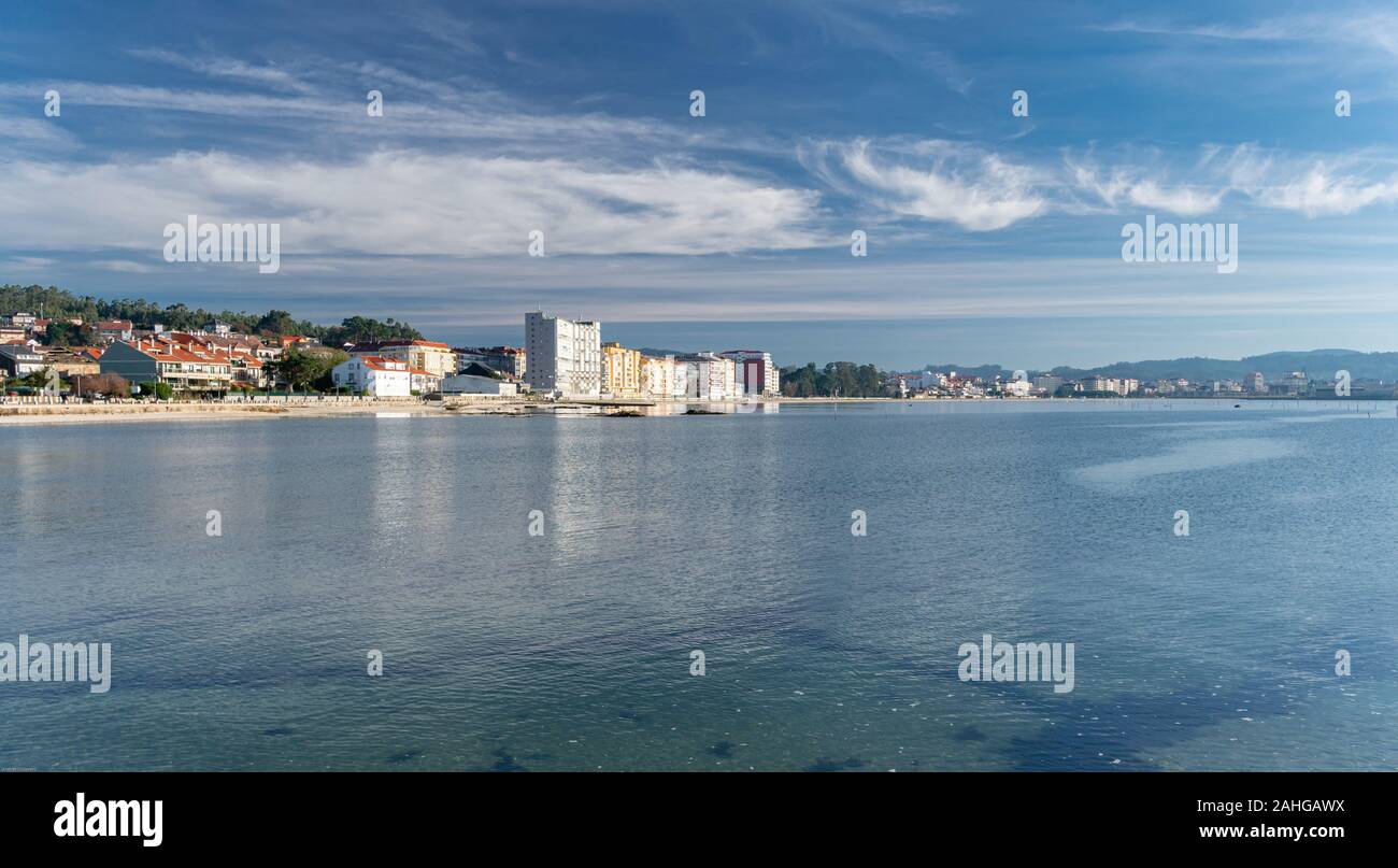 Panoramablick von Compostela Beach, Vilagarcia de Arousa, Pontevedra, Spanien. Touristischen Ort von Galicien Stockfoto