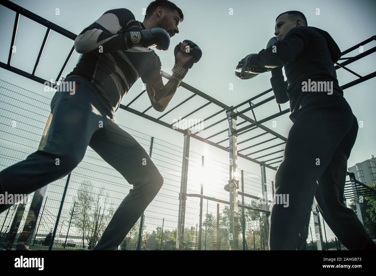 Lakonische Bild der Boxen Training von zwei MMA Sportler Stockfoto