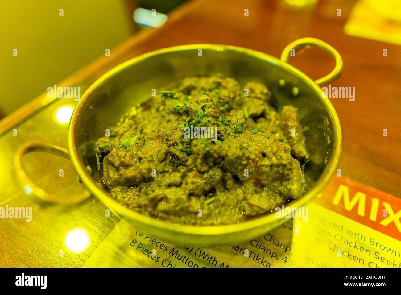 Traditionelle köstlichen Pakistanischen intensiv grün gefärbt Spinat Lamm Curry serviert in einer Schüssel Stockfoto