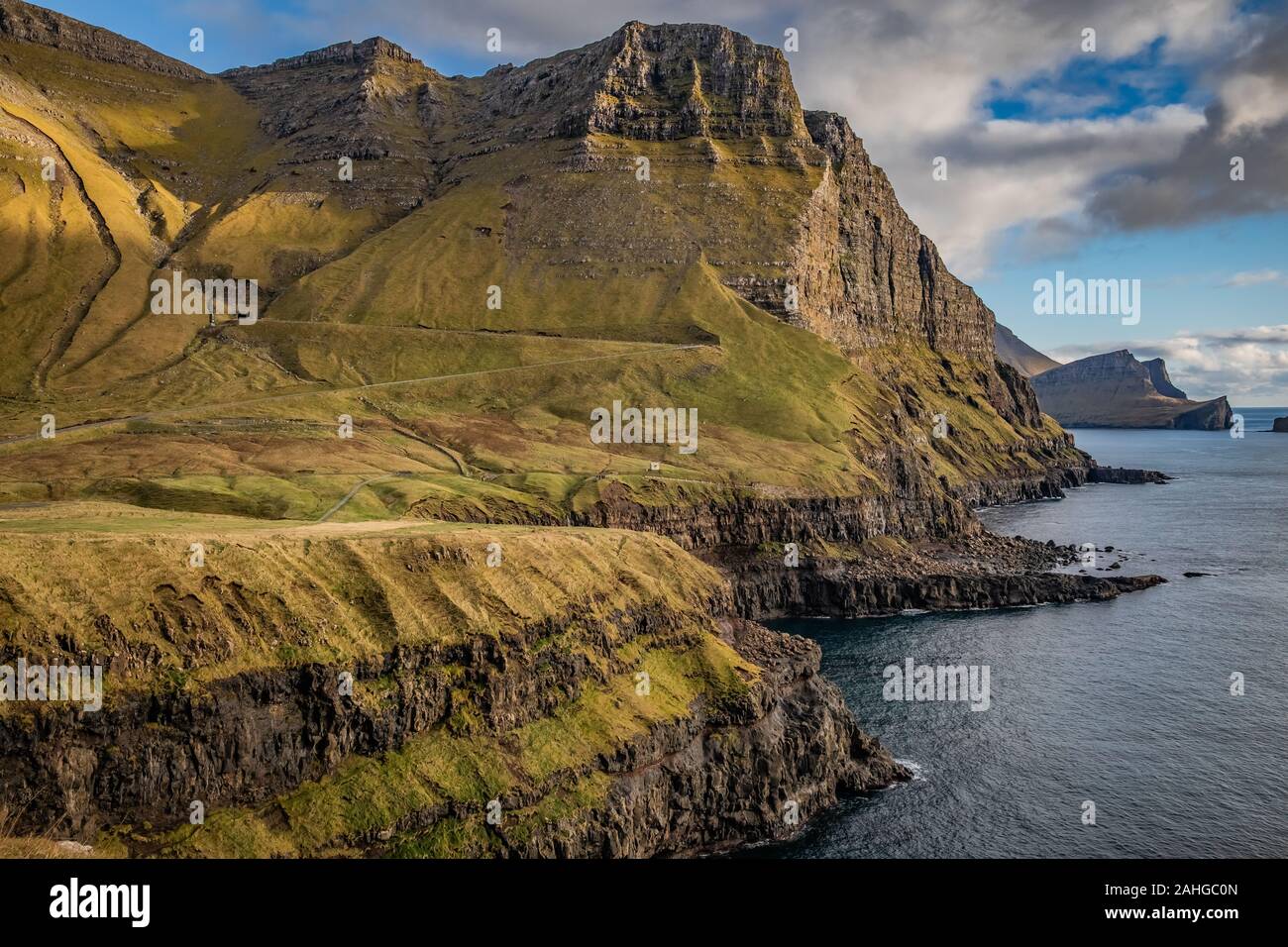 Färöer Inseln, herrliche Aussicht auf die Inseln, Vagar, Gasadalur Klippen in der Nähe des Mulafossur Wasserfall Stockfoto