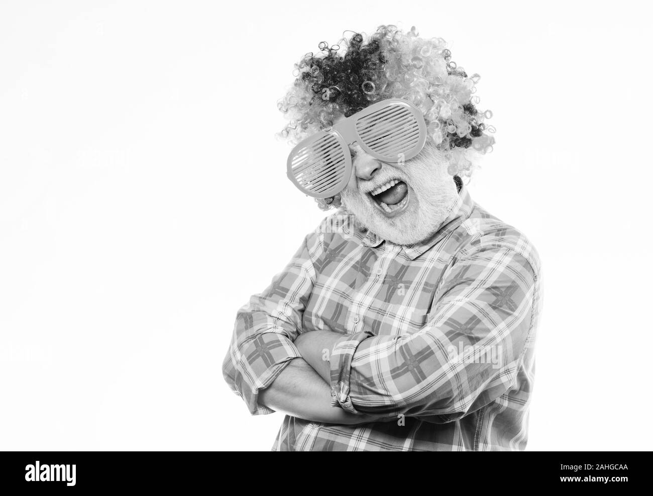 Reife bärtige Mann in bunte Perücke und Brille. Crazy man in Spielerische. happy birthday.. Jahrestag Urlaub. glücklicher Mann mit Bart. Feier in den Ruhestand. Mann verrückt. Stockfoto