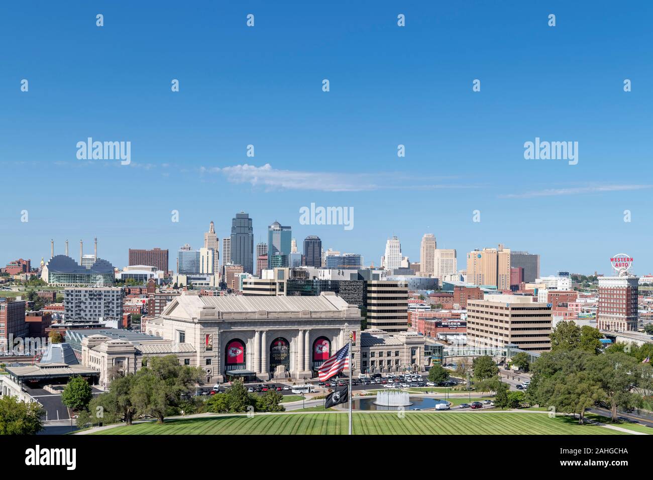 Kansas City Skyline. Blick auf die Innenstadt von der National World War I Memorial, Kansas City, Missouri, USA. Union Station steht im Vordergrund. Stockfoto