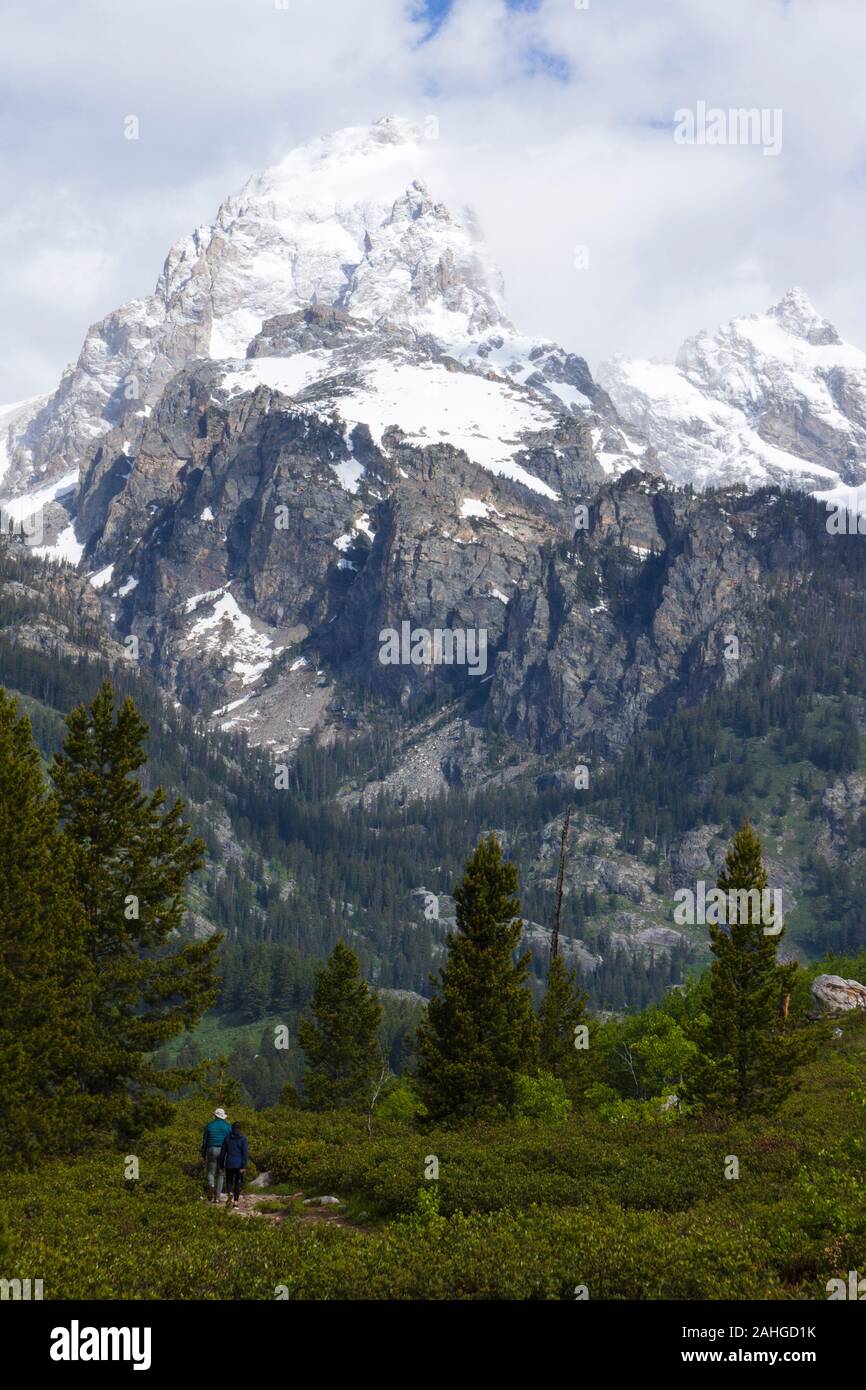 Wanderer auf Taggart Lake Trail, Grand Teton National Park, Wyoming, USA Stockfoto