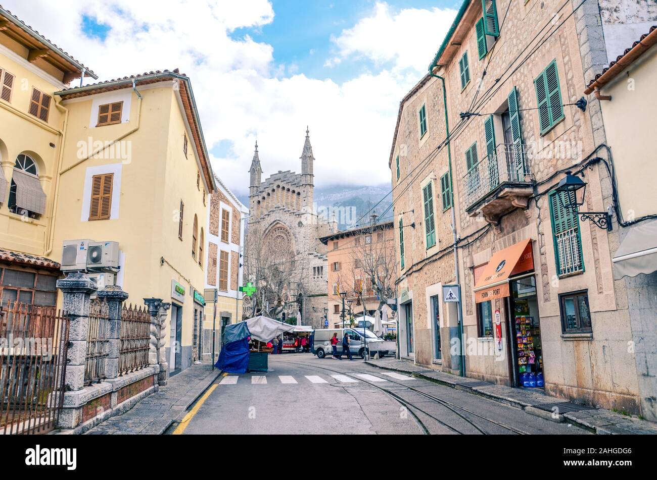 Soller, Mallorca, Spanien - 19 Jan, 2019: Altstadt Straße im historischen Zentrum der spanischen Stadt mit der Kirche Sant Bartomeu im Hintergrund. Beliebtes Reiseziel im Winter. Stockfoto