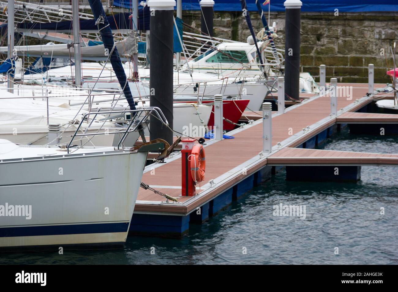 Segelboote und Yachten dockten an einem kleinen Pier in San Sebastian, Baskenland Stockfoto