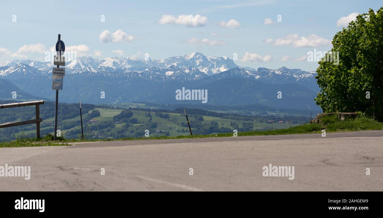 Panoramablick auf das Wettersteingebirge. In der mittleren Zugspitze, dem höchsten Berg Deutschlands, Werden Die Berge von einem Schilderpfosten und Büschen eingerahmt. Stockfoto