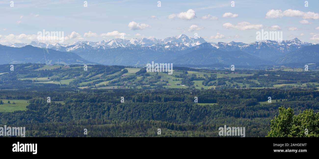 Panoramablick auf das Wettersteingebirge. Der Gipfel in der Mitte ist die Zugspitze, der höchste Berg Deutschlands mit 2.962 Metern. Stockfoto
