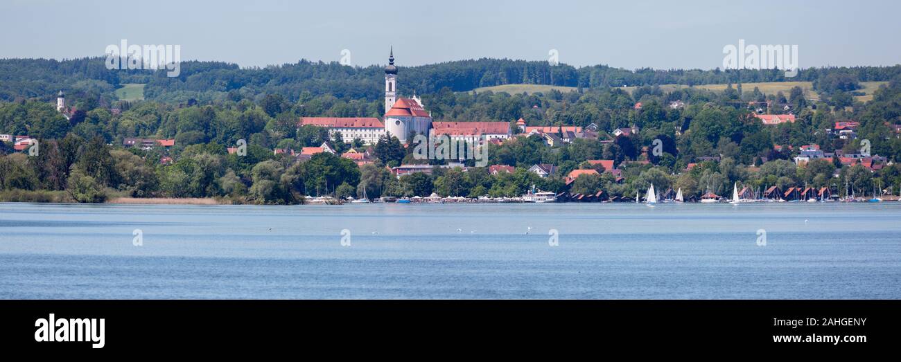 Panorama Ansicht der Marienmünster Dießen (Kirche). Im Vordergrund Ammersee. Fantastische Landschaft Oberbayerns. Stockfoto