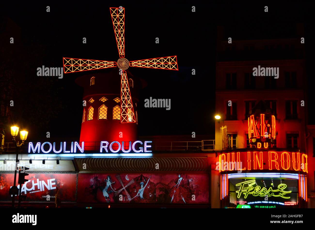 Pigalle, Paris/Frankreich, November 20/2015; Kabarett Moulin Rouge in der Pigalle Nachbarschaft. berühmte Kabarett im Zentrum von Paris bei Nacht. Stockfoto