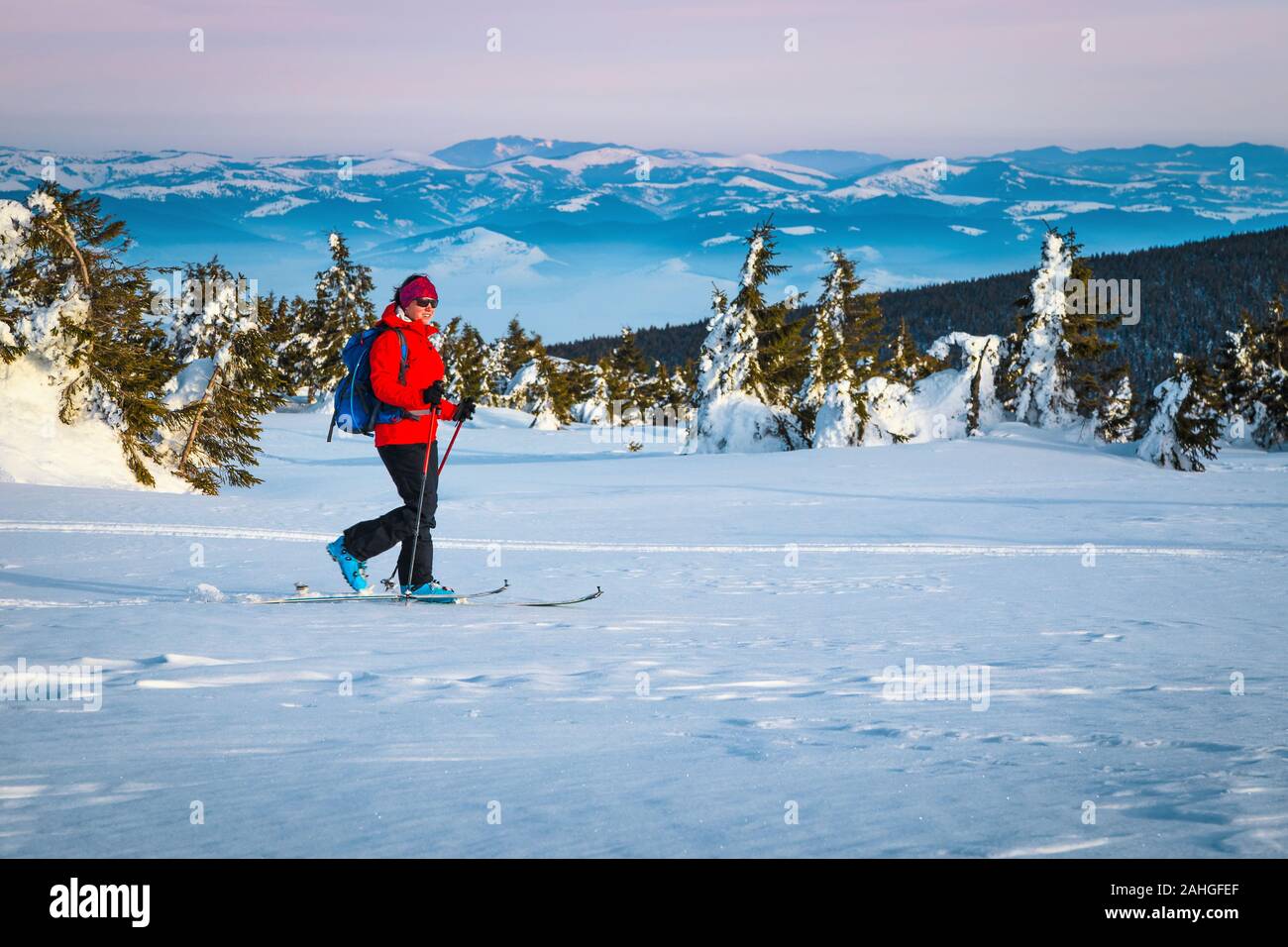 Backcountry Skifahrer auf der Piste im tiefen Schnee, Karpaten, Siebenbürgen, Rumänien. Skitouren und Sport Konzept Stockfoto