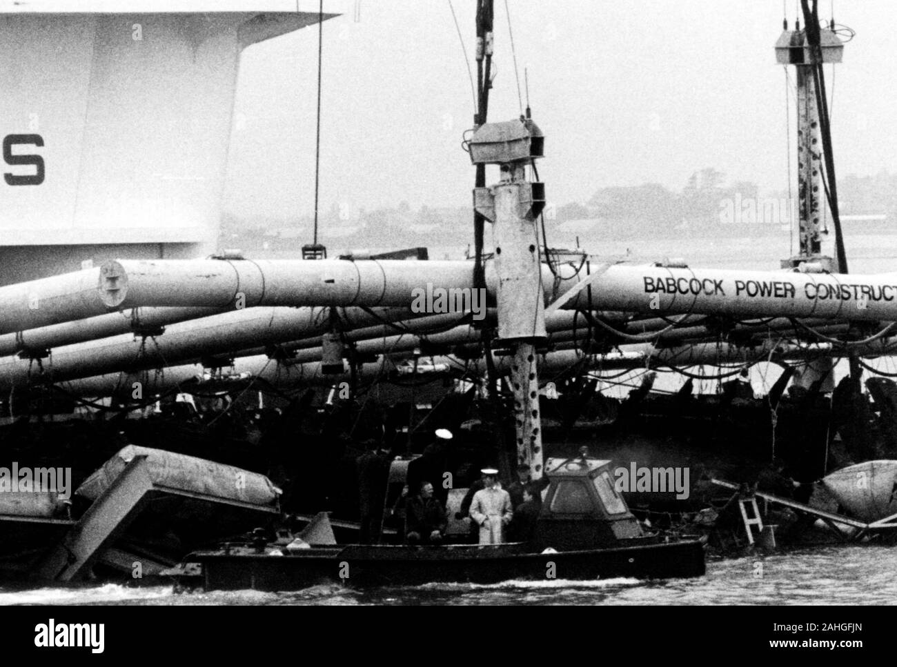 AJAXNETPHOTO. 12. OKTOBER 1982. SOLENT, ENGLAND - TUDOR WRACK - HRH PRINZ CHARLES (IM WEIßEN KITTEL AN BORD ASSAULT CRAFT UNTEN MITTE.) INSPIZIERT DIE ZERBRECHLICHE RESTE DER TUDOR KRIEGSSCHIFF MARY ROSE VERSENKT IN 1545 SEKUNDEN BEVOR OBERKÖRPER HEBEN WIEGE ZUSAMMENGEBROCHEN, WIE ES AUF EINER BARKE VON SCHWERGUT HOWARD DORIS KRAN TOG MOR ABSENKEN WAR  FOTO: COLIN JARMAN/AJAX.  REF: CD21207/1/102. HD-SHI MARY ROSE 007. Stockfoto