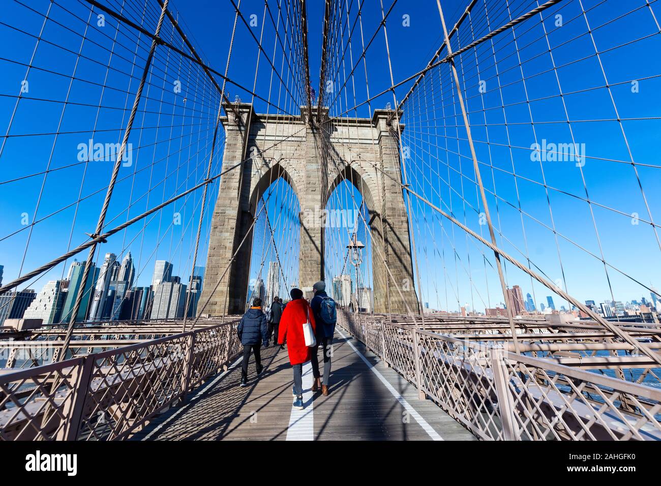 New York, NY, USA - November 2019. New York erleben. Wandern auf der Brooklyn Bridge, Fußgänger-Struktur über den Hudson River von Brooklyn nach Manhattan Stockfoto