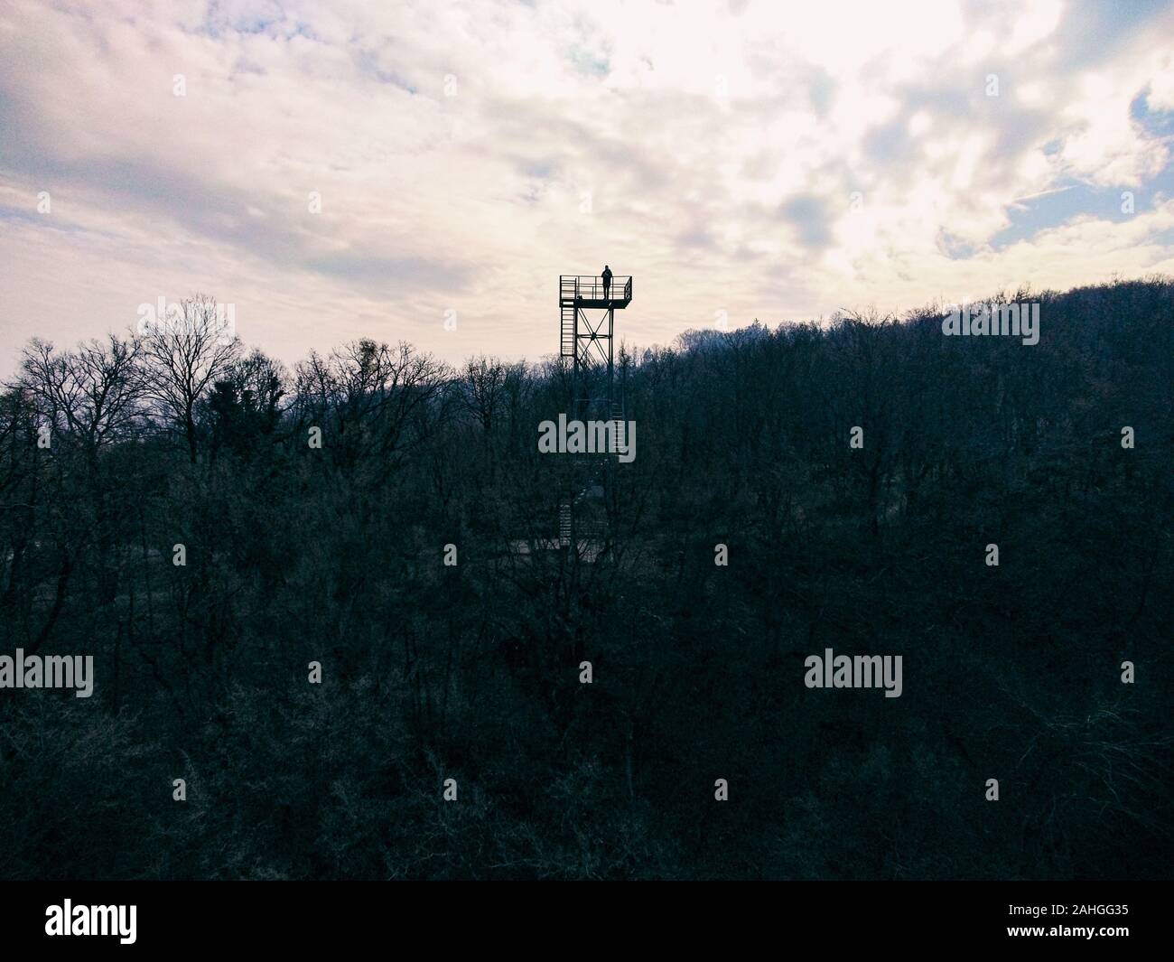 Mann, der auf einer Plattform über Samobor stand, diente als Aussichtspunkt für die Beobachtung von Stadt und Umgebung, fotografiert mit Drohne Stockfoto